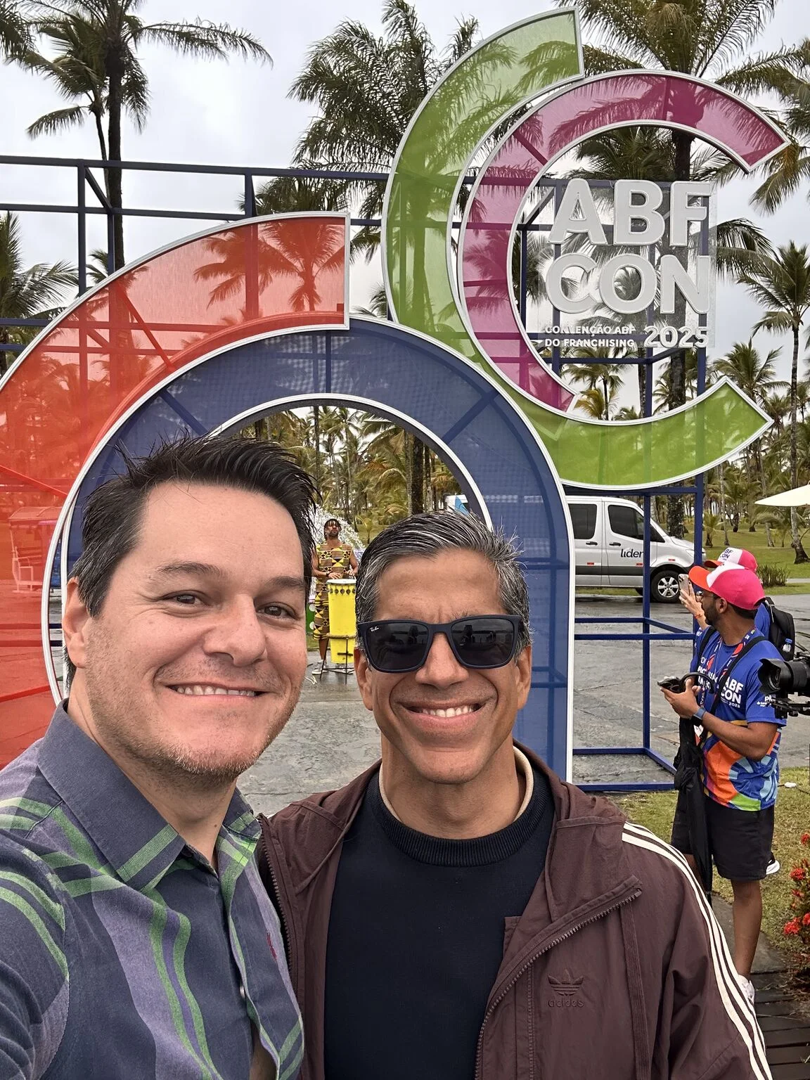 Alexandre Passarelli acompanhado na entrada da ABF CON