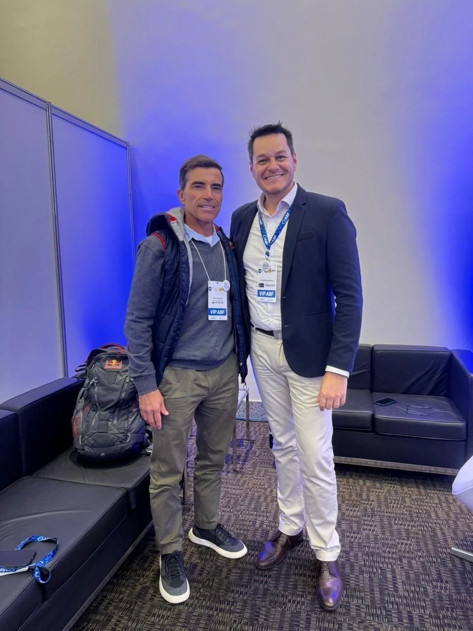 Alexandre Passarelli com participante durante a Franchising Week
