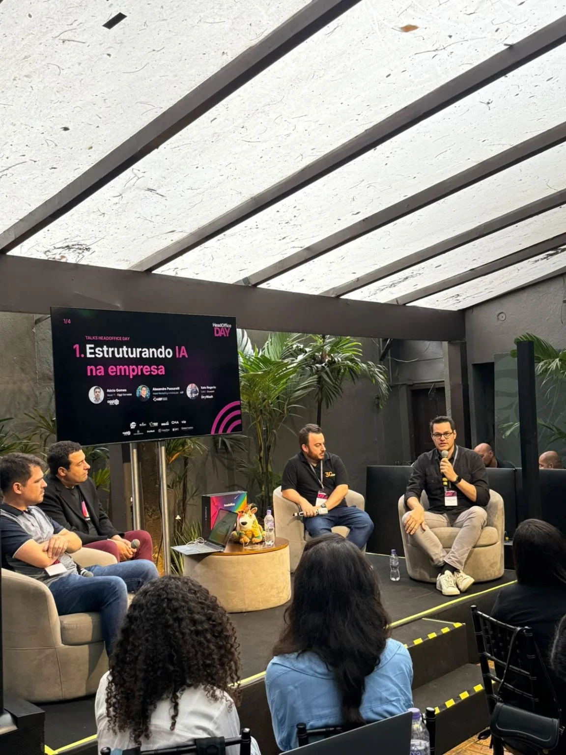 Painel no HeadOffice Day com participantes e público