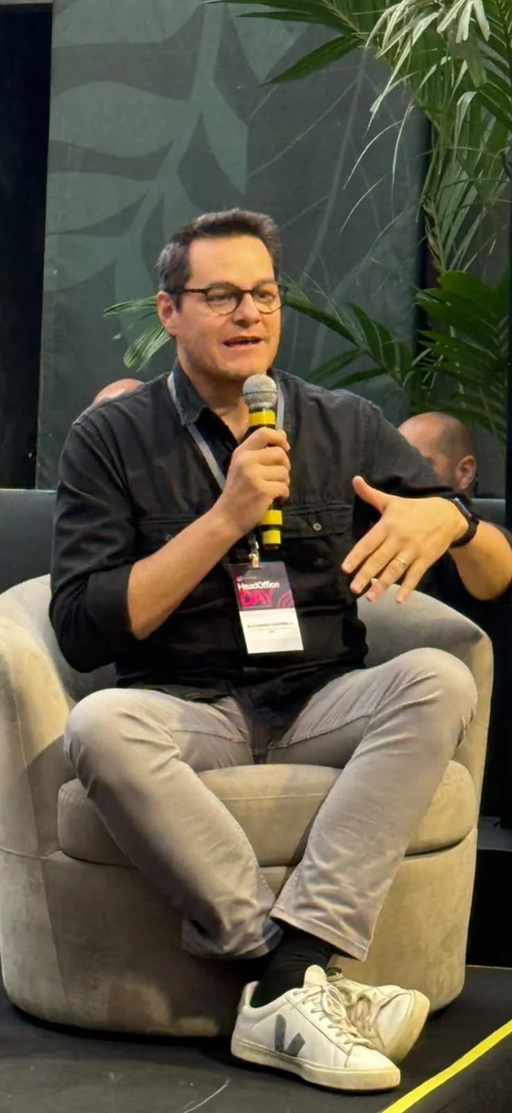 Alexandre Passarelli falando no painel do HeadOffice Day