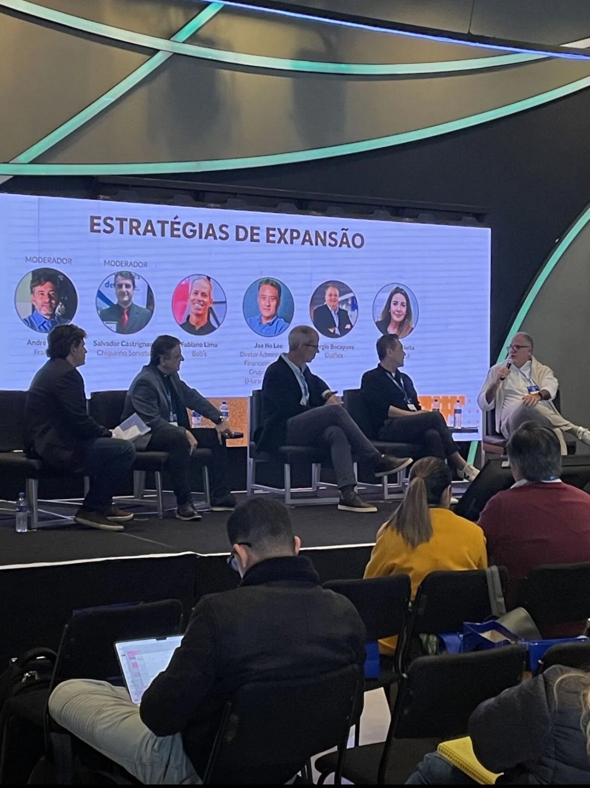 Participantes em painel do evento