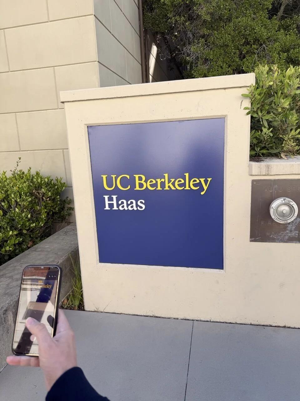 Sinalização da Haas School of Business, em Berkeley