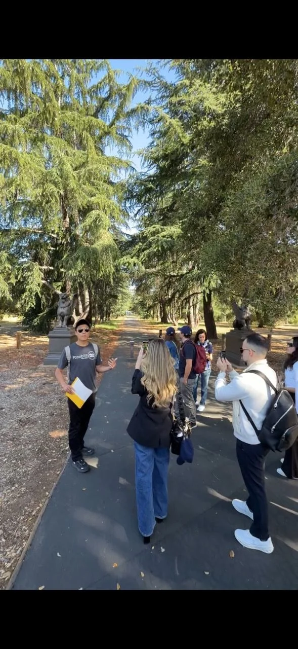 Participantes caminhando pelo campus de Stanford