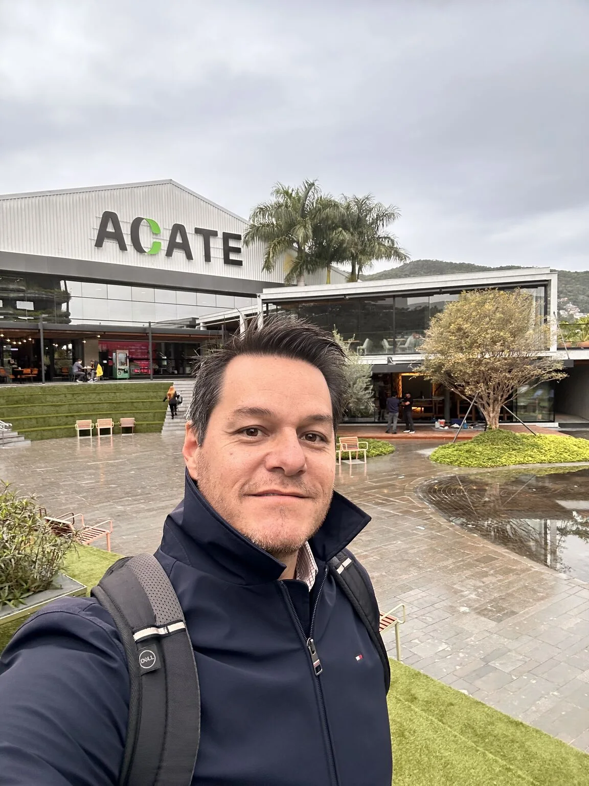 Alexandre Passarelli em frente à ACATE