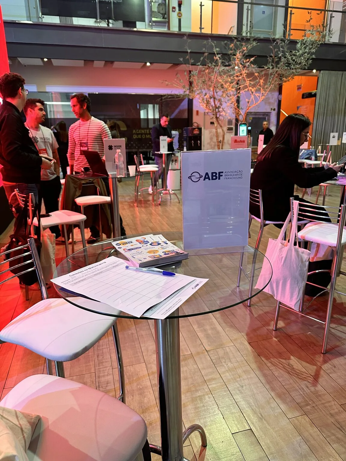 Material e mesa de trabalho no Varejo Tech Day